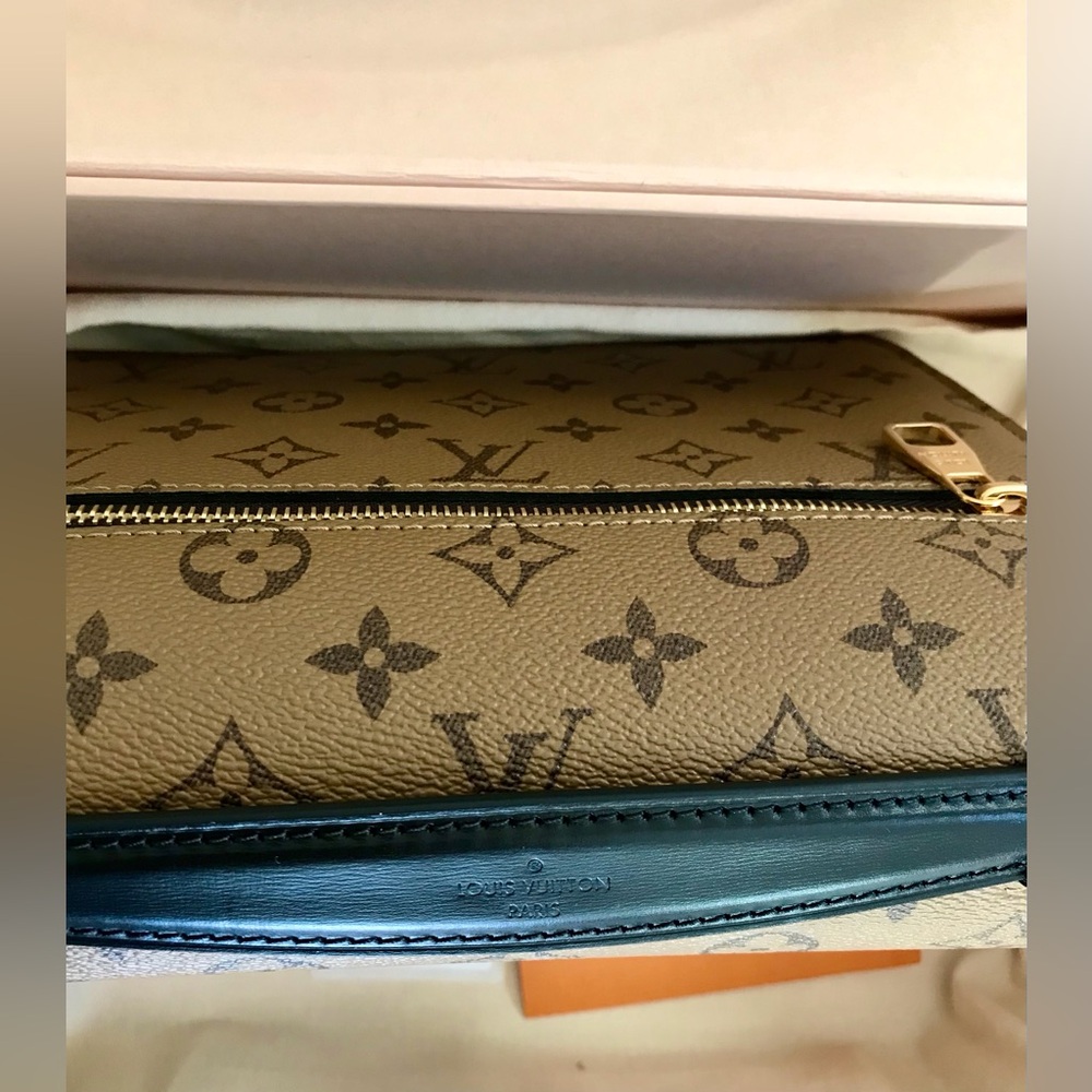 Louis Vuitton M44876 Reverse
Pochette Métis $2,760.00 Monogram Canvas NWT box - Picture 5 of 15